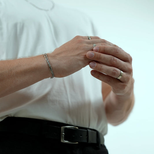 How to style men's jewelry